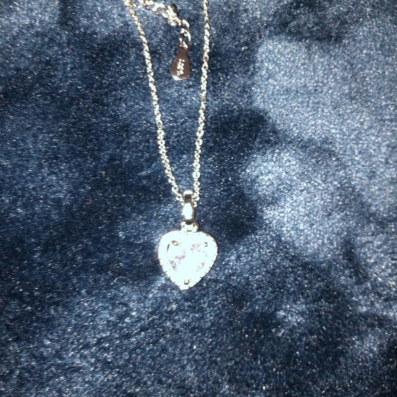 Used but practically new heart necklace - Picture 2 of 3